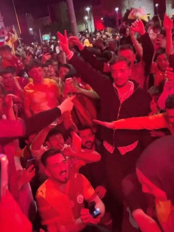 Galatasaray Şampiyonluk Kutlamasında Evlilik Teklifi Heyecanı